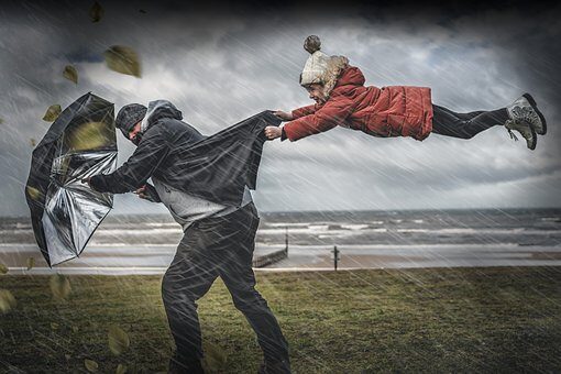 Mann und Kind im Sturm (Wird bei Klick vergrößert)