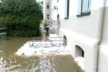 Sandsäcke in vor einem Kellereingang in der Ebertallee