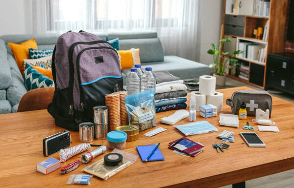 Emergency backpack equipment organized on the table in the living room (Wird bei Klick vergrößert)