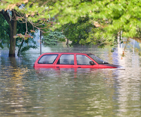 Auto im Hochwasser (Wird bei Klick vergrößert)