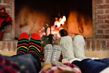 Familie vor einem Kaminfeuer