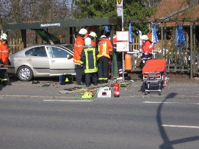 Schwierige Rettung der eingeklemmten Fußgängerin (Wird bei Klick vergrößert)