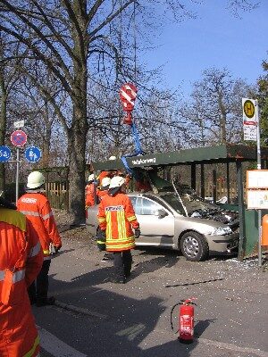 Das einsturzgefährdete Buswartehäuschen wurde nach der Rettung der Eingeklemmten mit dem Kran demontiert (Wird bei Klick vergrößert)