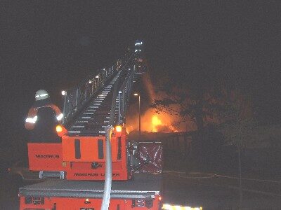 Mittelweg: Zeitweise drohte das Feuer auf benachbarte Häuser überzugreifen! (Wird bei Klick vergrößert)