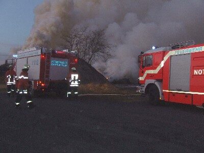 Die Wasserversorgung wurde von der Autobahn mit Tanklöschfahrzeugen sichergestellt (Wird bei Klick vergrößert)