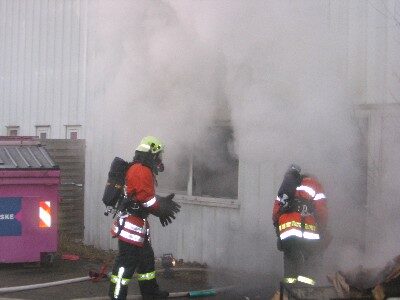 Nachlöscharbeiten an der Rückfront des Gebäudes (Wird bei Klick vergrößert)