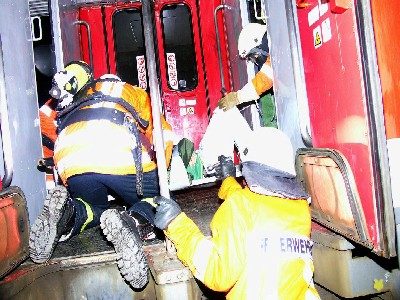 Schwierige Rettung vieler Verletzter aus dem Zug (Wird bei Klick vergrößert)