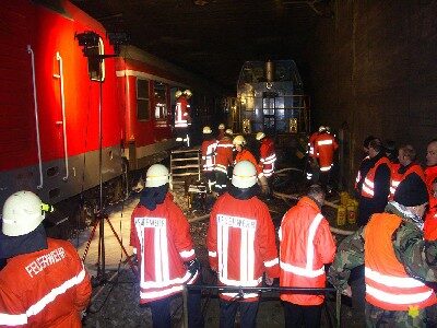 Rettung durch Öffnen der Außenhaut des Zuges (Wird bei Klick vergrößert)