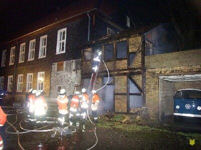 Nachlöscharbeiten im ausgebrannten Anbau (Wird bei Klick vergrößert)