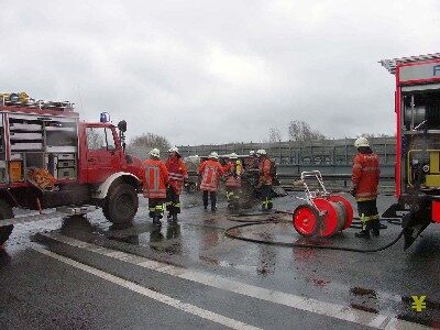 Nachlöscharbeiten am Fahrzeugwrack (Wird bei Klick vergrößert)