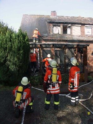 Über den Außenbereich hatte sich das Feuer bis in das Dach ausgebreitet (Wird bei Klick vergrößert)