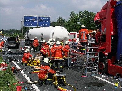 Die Rettung des eingeklemmten LKW Fahrers gestaltete sich schwierig. (Wird bei Klick vergrößert)