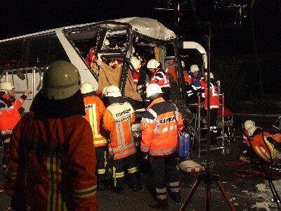 Nach ca. 1,5Stunden konnte der eingeklemmte Fahrer befreit werden. (Wird bei Klick vergrößert)