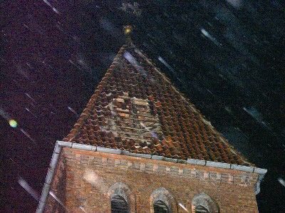 Erhebliche Dachschäden in der Stadt. Hier die Kirche in Rüningen. (Wird bei Klick vergrößert)