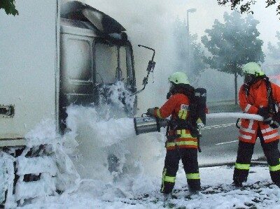 Das Spezialfahrzeug wurde mit Löschschaum gelöscht (Wird bei Klick vergrößert)