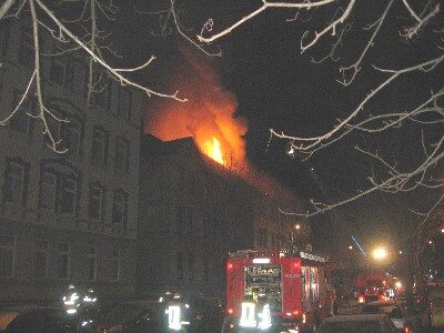 Kurz nach Eintreffen der Feuerwehr brannten beide Dächer (Wird bei Klick vergrößert)