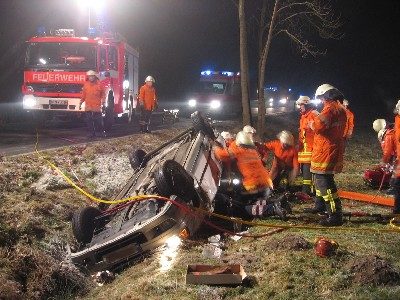 Schwierige Rettungsarbeiten zur Rettung des Unfallopfers (Wird bei Klick vergrößert)
