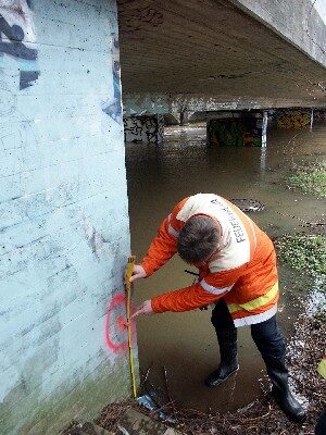 Der Wasserstand wurde an verschiedenen Stellen des Stadtgebietes ständig durch die Feuerwehr kontrolliert (Wird bei Klick vergrößert)