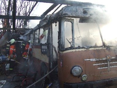 Nachlöscharbeiten am ausgebrannten Büssing-Bus (Wird bei Klick vergrößert)