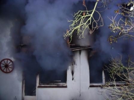 Auf der Rückseite des Gebäudes schlugen die Flammen bis in die Dachverkleidung (Wird bei Klick vergrößert)