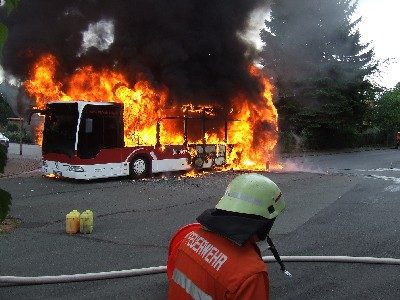 Beim Eintreffen der Feuerwehr brannte der Bus in voller Ausdehnung (Wird bei Klick vergrößert)