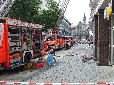 Mit zwei Drehleiter mußte der Brand im Dach bekämpft werden (Wird bei Klick vergrößert)