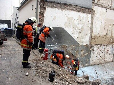 Die Chemikalie wurde zur Sicherheit unter schweren Atemschutz geborgen (Wird bei Klick vergrößert)