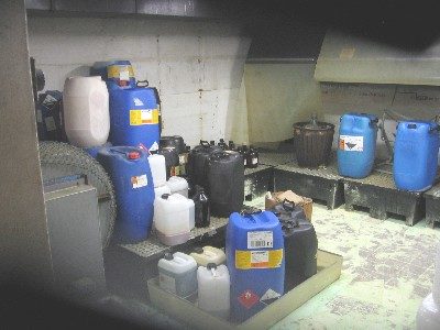 Im Chemikalienlager wurde mit Chemikalienbinder die ausgelaufene Säure gebunden (Wird bei Klick vergrößert)