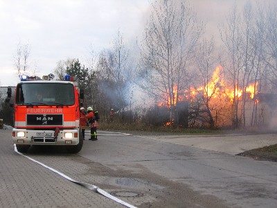 Die brennende Halle kurz nach Eintreffen der Feuerwehr (Wird bei Klick vergrößert)