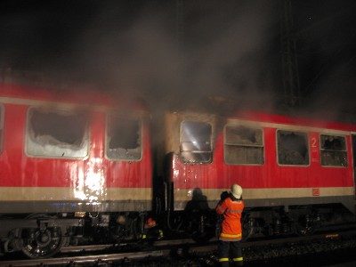 Zwei Reisezugwagen wurden bei diesem Brand schwer beschädigt. (Wird bei Klick vergrößert)