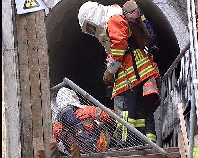 Ein verletzter Feuerwehrmann wurde aus der Röhre gerettet (Wird bei Klick vergrößert)