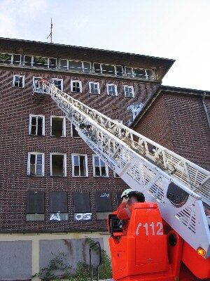 Zur Sicherheit wurde der Brandraum im 5. OG auch von außen angeleitert (Wird bei Klick vergrößert)