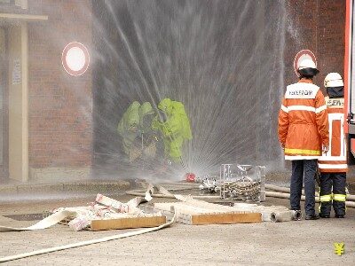 Im Gefahrenbereich wurde mit Chemikalienschutzanzug gearbeitet (Wird bei Klick vergrößert)