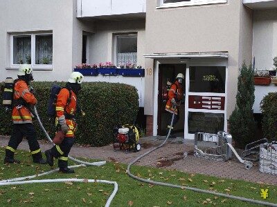 Trupps unter Atemschutz löschten den ausgedehnten Zimmerbrand (Wird bei Klick vergrößert)