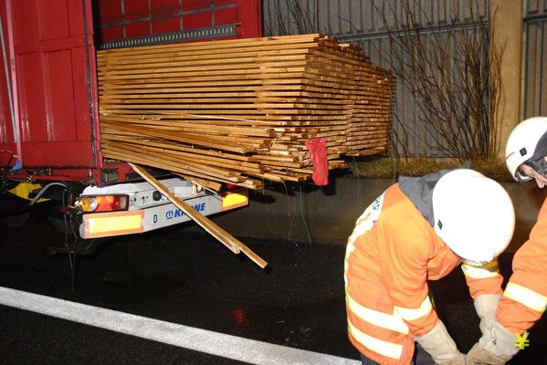 Auf die Ladung des LKW fuhr der Kleinbus auf (Wird bei Klick vergrößert)