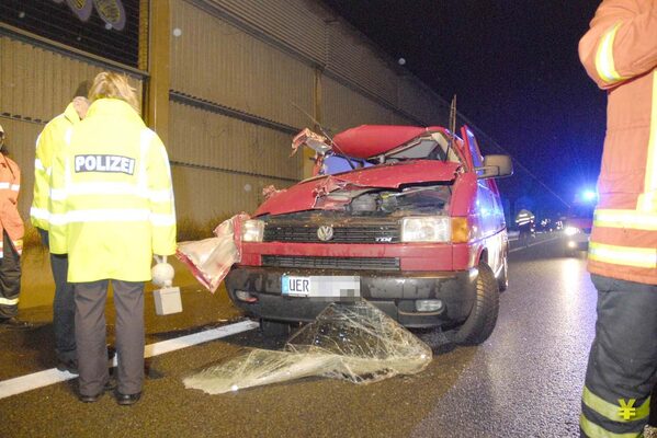 Die Beifahrerseite des Kleintransporters wurde schwer beschädigt (Wird bei Klick vergrößert)