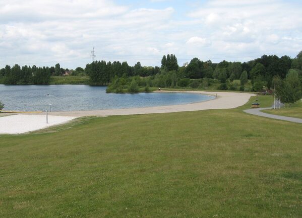 Blick von einer Wiese aus auf den Heidbergsee (Wird bei Klick vergrößert)