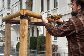 Spendenschild wird von Mitarbeiter des Fachbereichs Stadtgrün und Sport an neuem Spendenbaum in der Wachholtzstraße angebracht