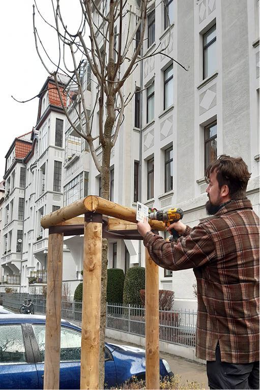 Spendenschild wird von Mitarbeiter des Fachbereichs Stadtgrün und Sport an neuem Spendenbaum in der Wachholtzstraße angebracht (Wird bei Klick vergrößert)