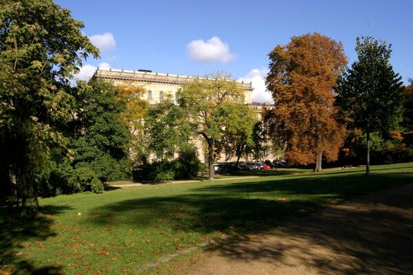 Blick auf das Theater (Wird bei Klick vergrößert)