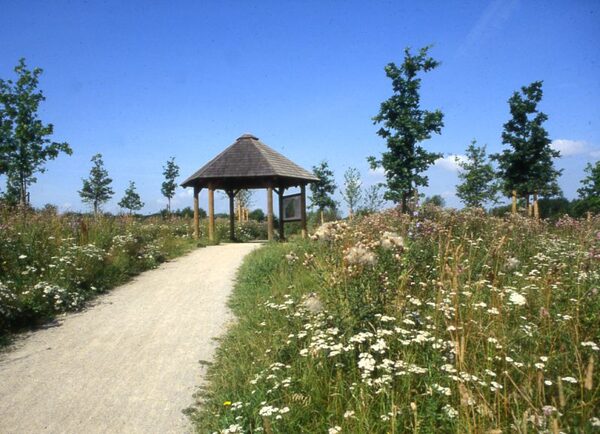 Parkansicht mit Pavillion und Blumenwiese (Wird bei Klick vergrößert)