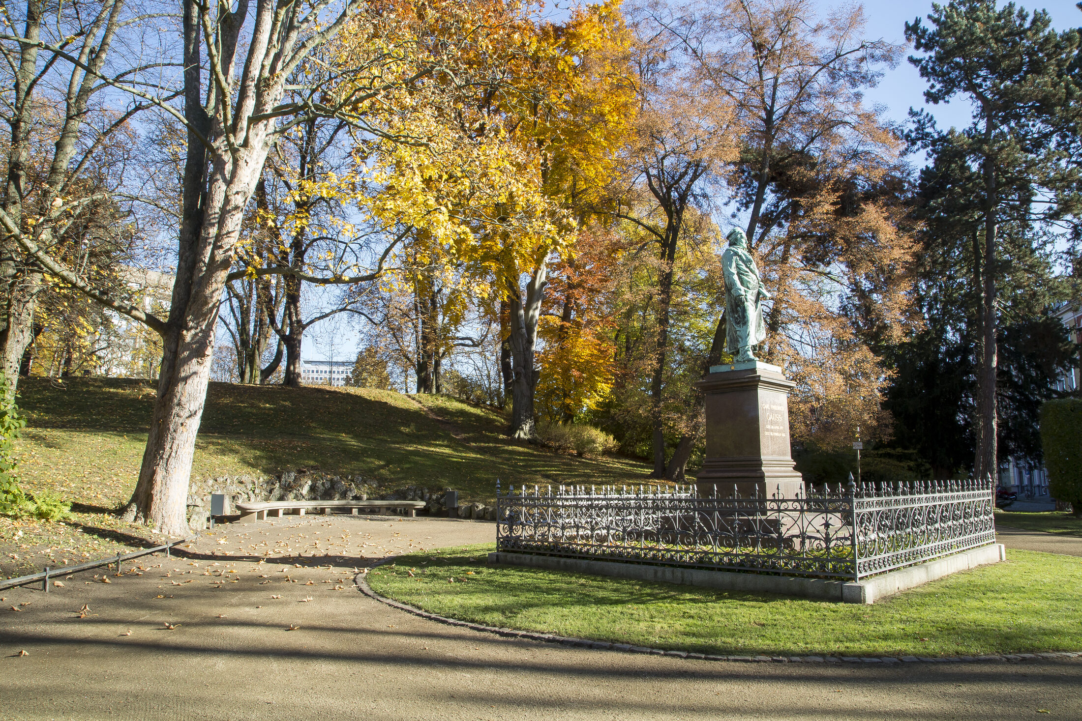 Blick auf Gaussdenkmal mit Weg und Bank (Wird bei Klick vergrößert)