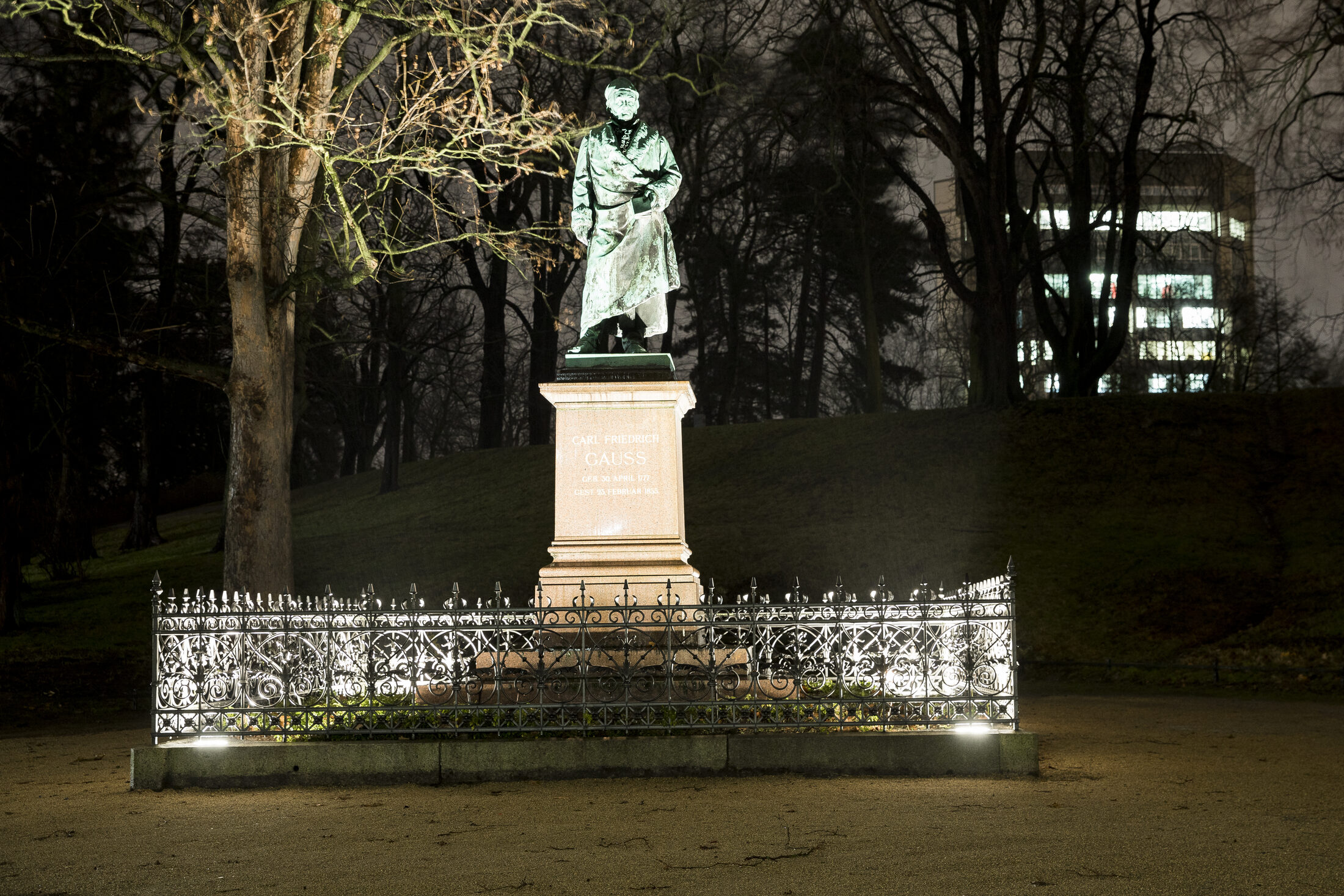 Gaussdenkmal bei Nacht mit Beleuchtung (Wird bei Klick vergrößert)