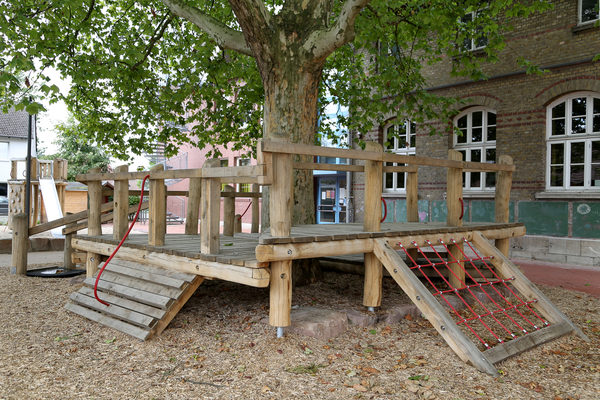 Grundschule Watenbüttel - Holzpodest (Wird bei Klick vergrößert)