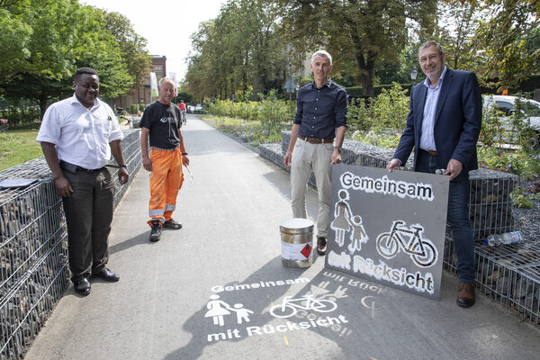 Erstes Piktogramm "Gemeinsam mit Rücksicht" am Nordbahnhof (Wird bei Klick vergrößert)