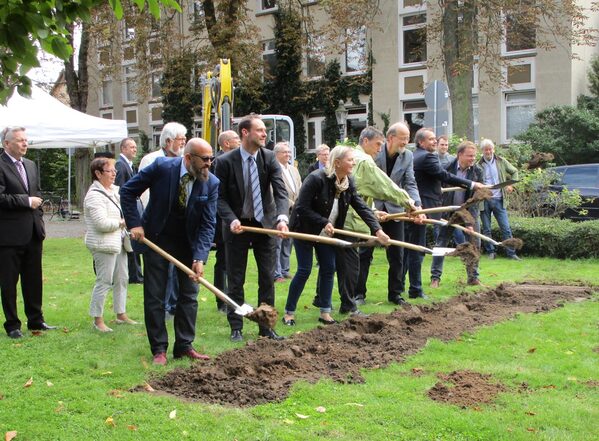 Ringgleis Spatenstich am Nordbahnhof, v.l.: Ishak Demirbak, Thorsten Warnecke, Angela Marten, Wilhelm Meister, Bernd Kreisel, Ulrich Markurth, Christoph Bratmann (Stadt Braunschweig) (Wird bei Klick vergrößert)