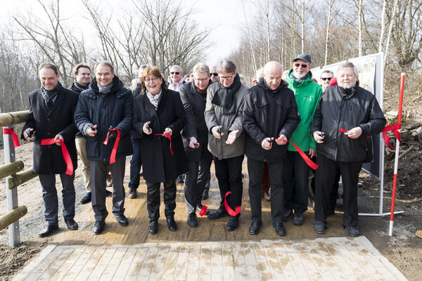 Thorsten Warnecke (Fachbereichsleiter Stadtplanung und Umweltschutz), Oberbürgermeister Ulrich Markurth, Christiane Jaschinski-Gaus (Bezirksbürgermeisterin), Stadtbaurat Heinz-Georg Leuer sowie die Ratsmitglieder Dr. Rainer Mühlnickel, Klaus Wendroth und Manfred Dobberphul. (Wird bei Klick vergrößert)