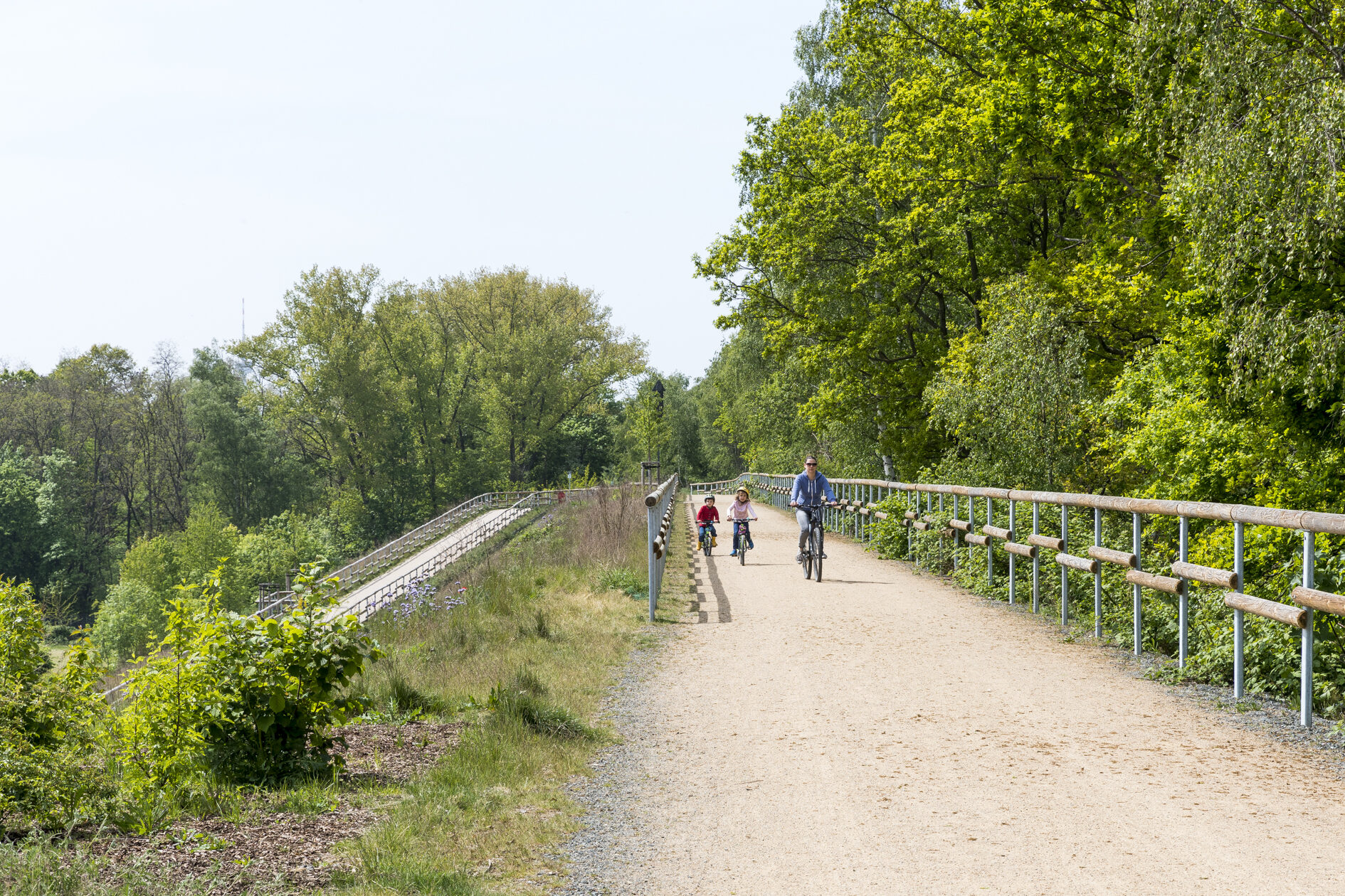 Radfahren auf dem ehemaligen Bahndamm am Südlichen Ringgleis (Wird bei Klick vergrößert)