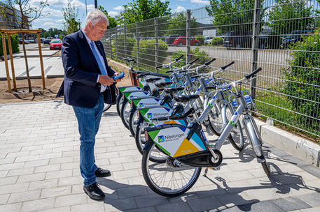 Torsten Voß (Geschäftsführer Nibelungen-Wohnbau GmbH Braunschweig) leiht über die App ein Nibelungen-Bike