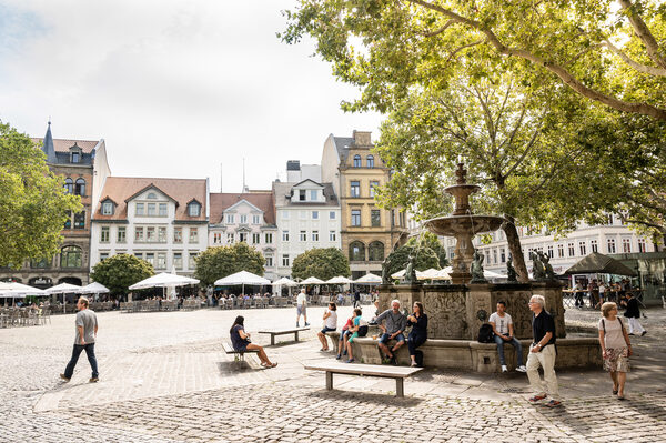 Kinderbetreuung an wechselnden Orten in der Innenstadt: Am 5. und 26. Juli laden bunte Zirkuszelte auf dem Kohlmarkt zum Spielen und Basteln bei der Löwenbande ein. (Wird bei Klick vergrößert)